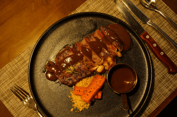 Steak Ngon không chỉ phục vụ món ăn, mà mang đến một hành trình vị giác đậm chất Âu.