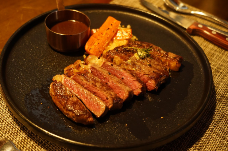 Tannin trong vang làm nổi bật vị của thịt, tạo nên tổng thể hài hòa